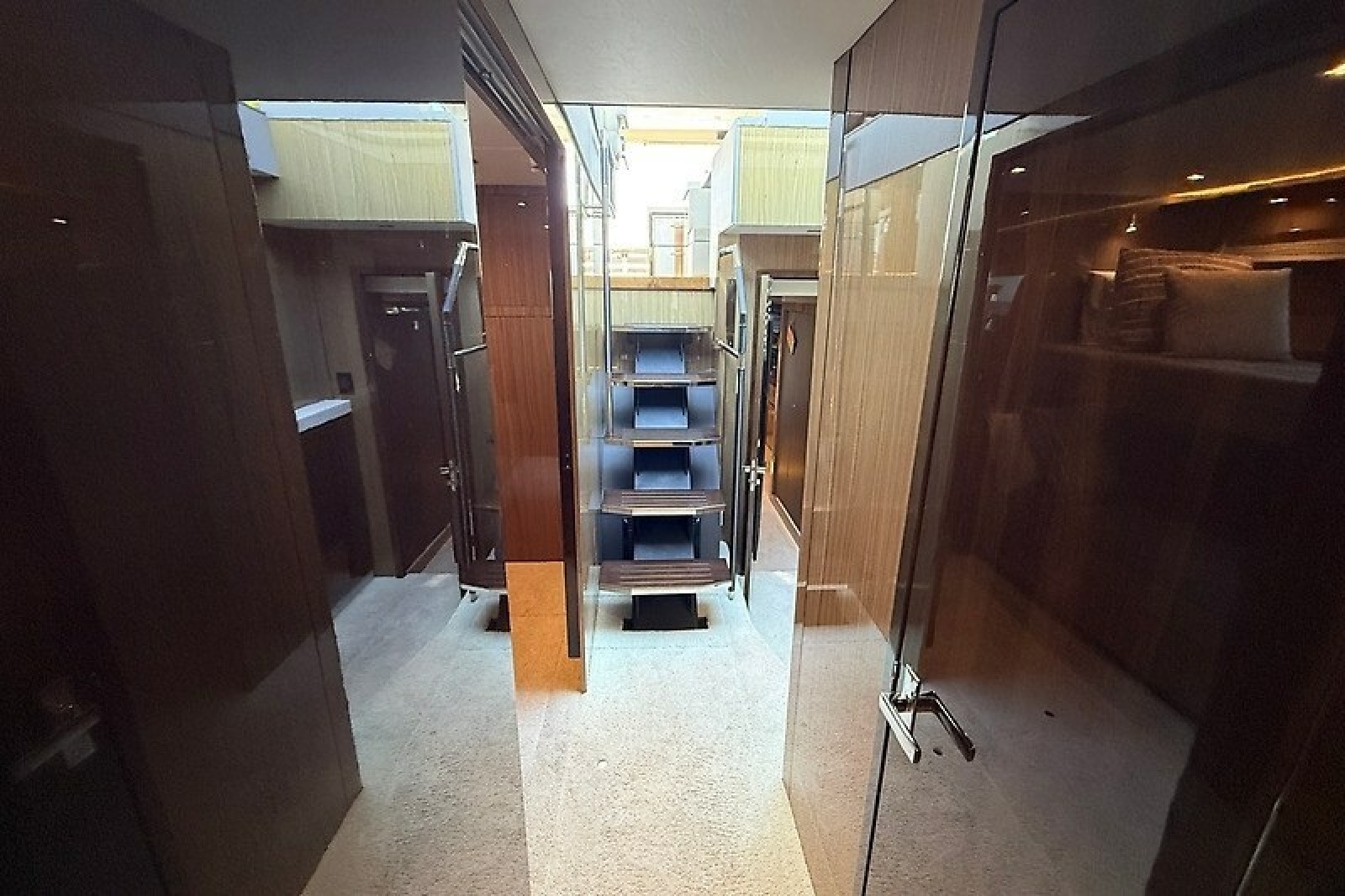 2023 Cruisers Yachts 60 Fly — Miss Tracey Lane