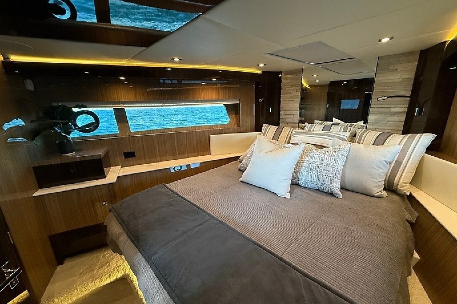2023 Cruisers Yachts 60 Fly — Miss Tracey Lane