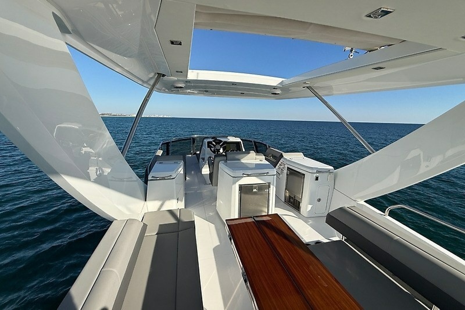 2023 Cruisers Yachts 60 Fly — Miss Tracey Lane
