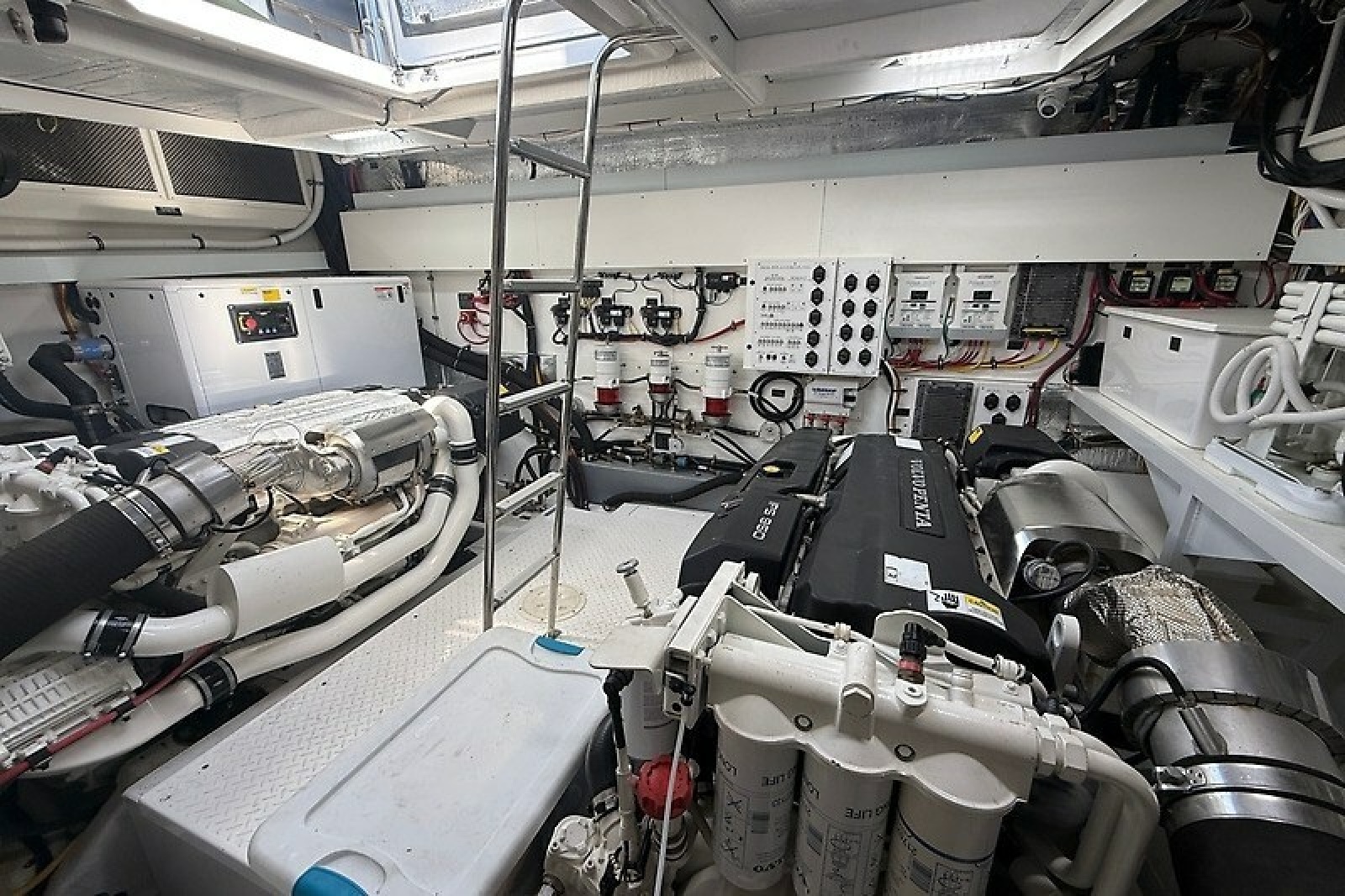2023 Cruisers Yachts 60 Fly — Miss Tracey Lane