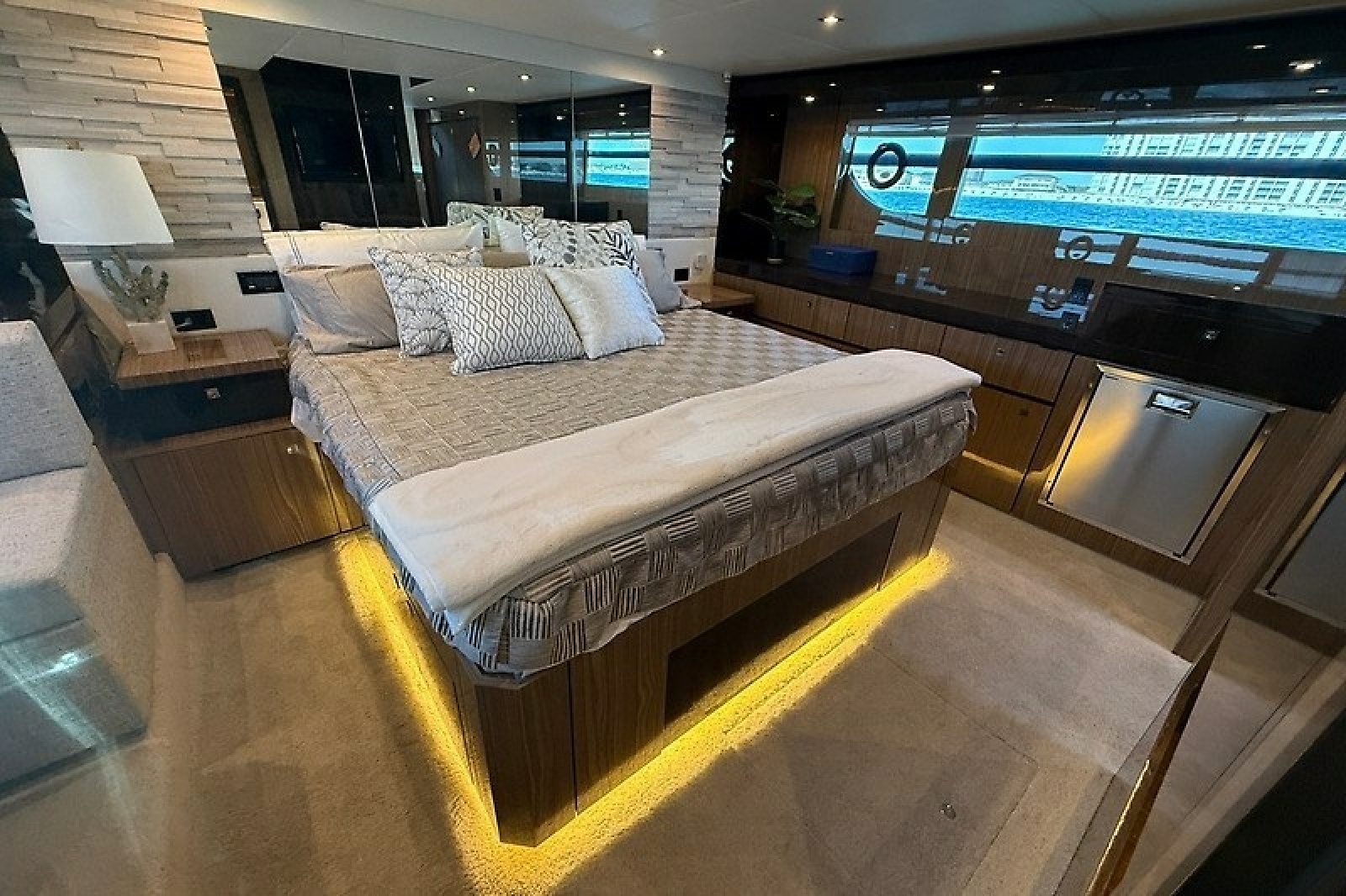 2023 Cruisers Yachts 60 Fly — Miss Tracey Lane