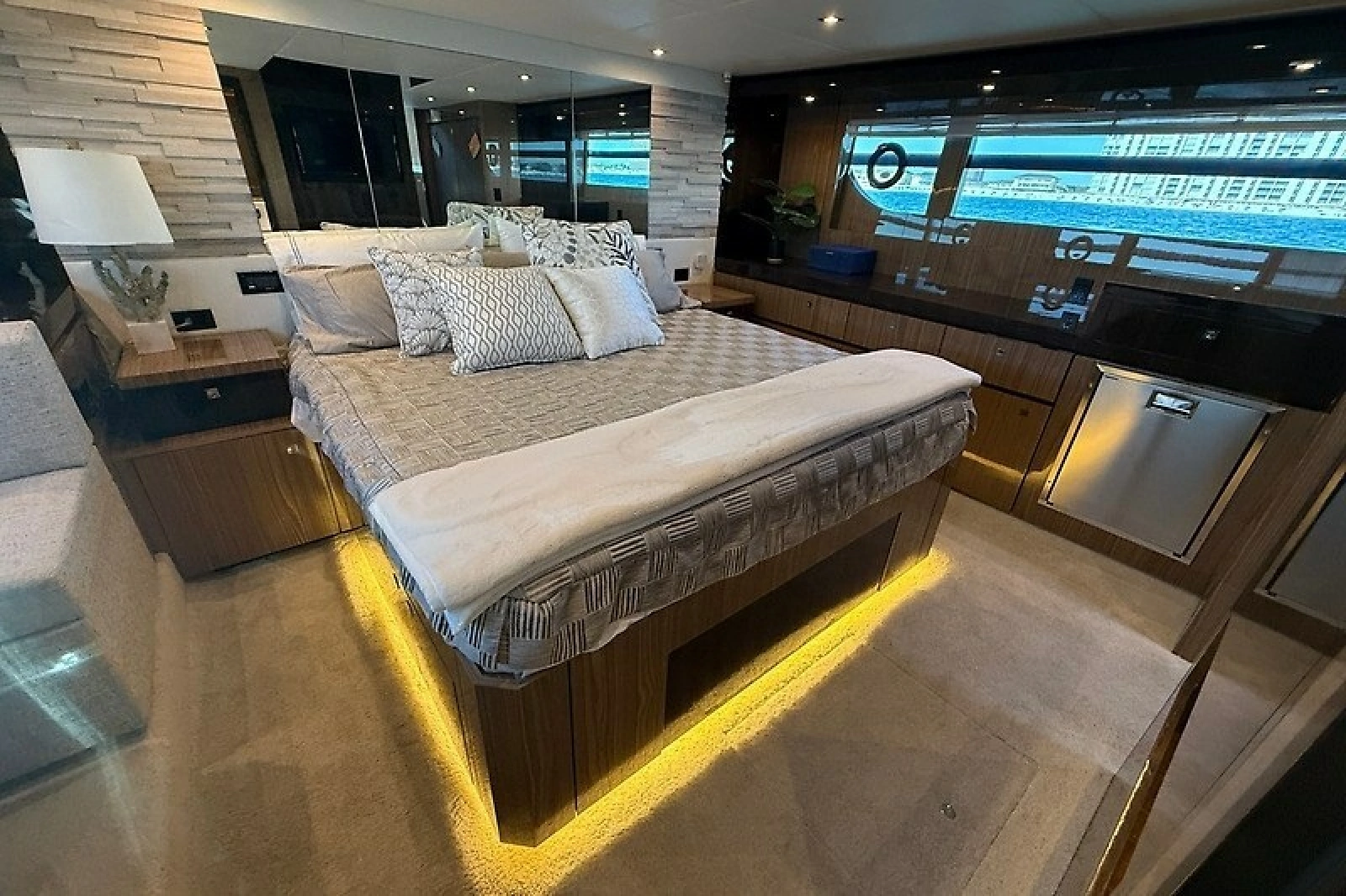 2023 Cruisers Yachts 60 Fly