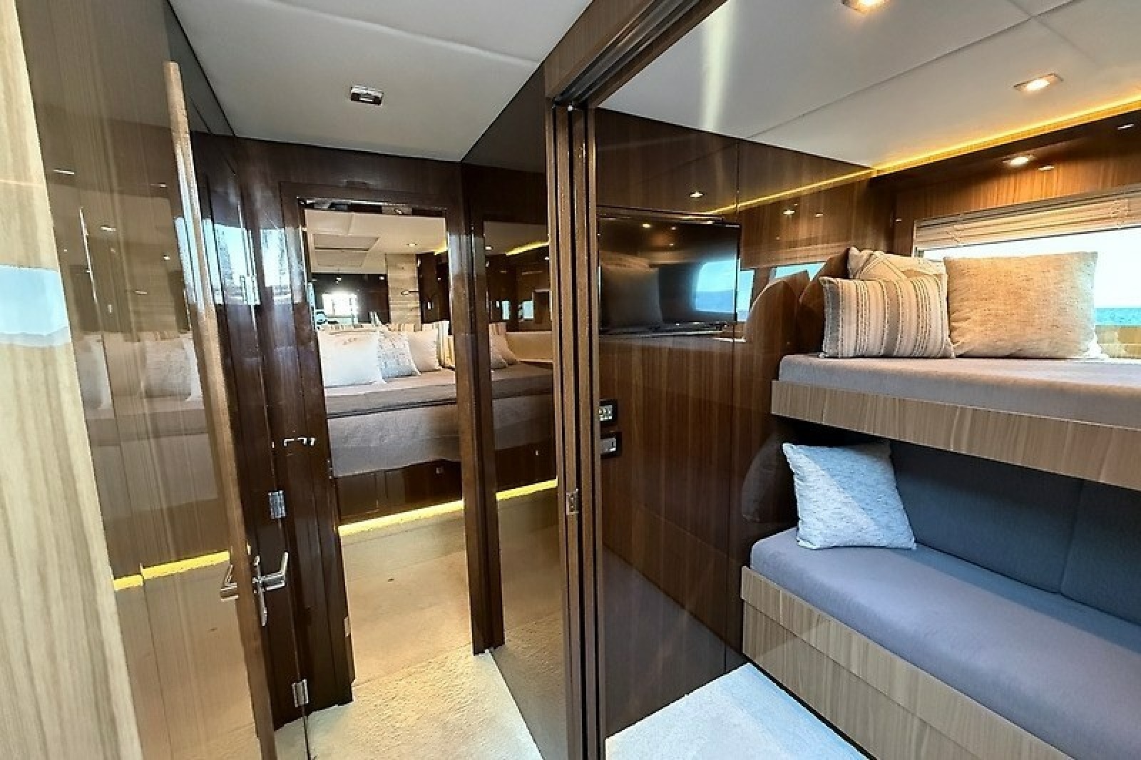 2023 Cruisers Yachts 60 Fly — Miss Tracey Lane