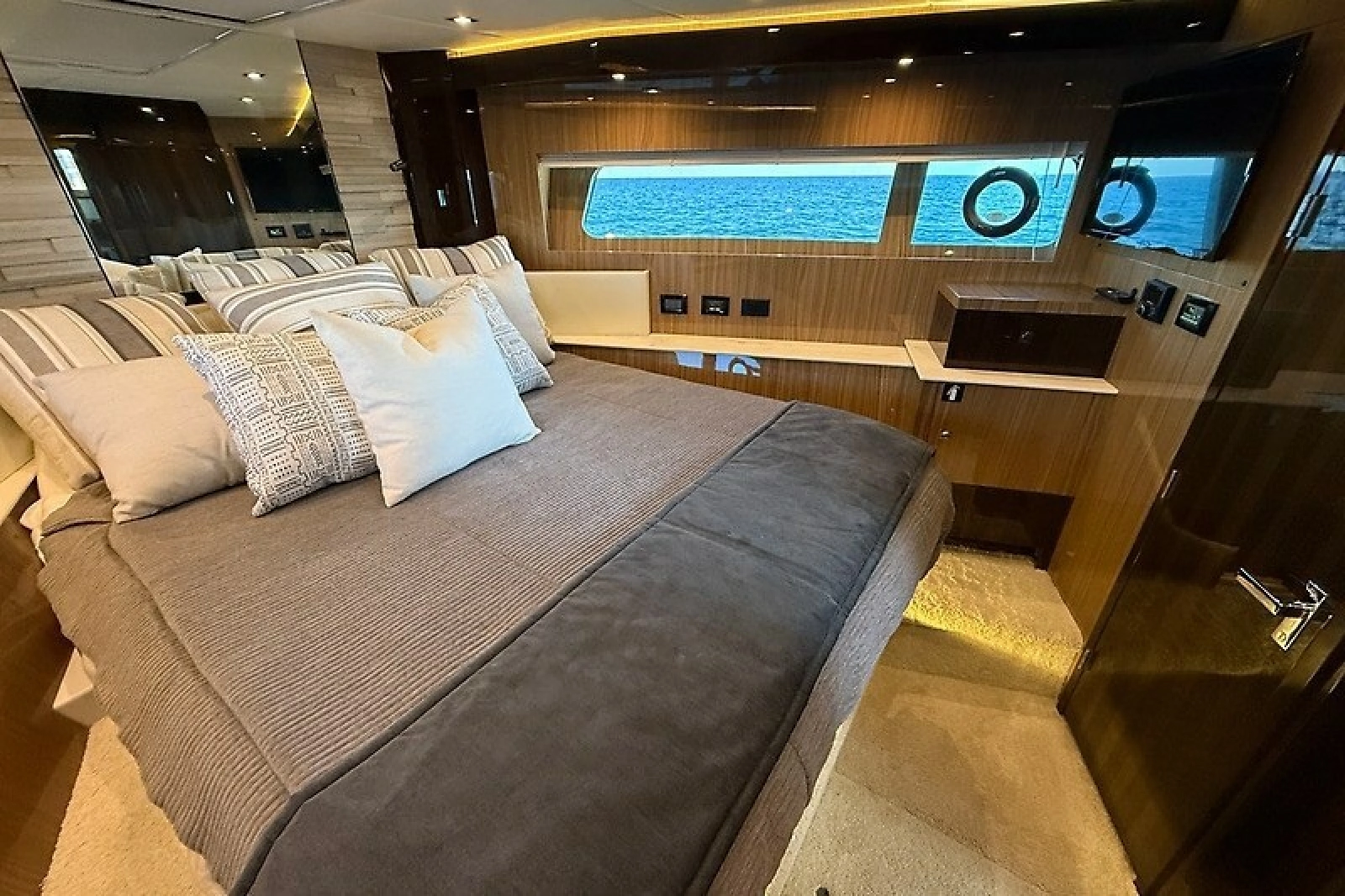 2023 Cruisers Yachts 60 Fly