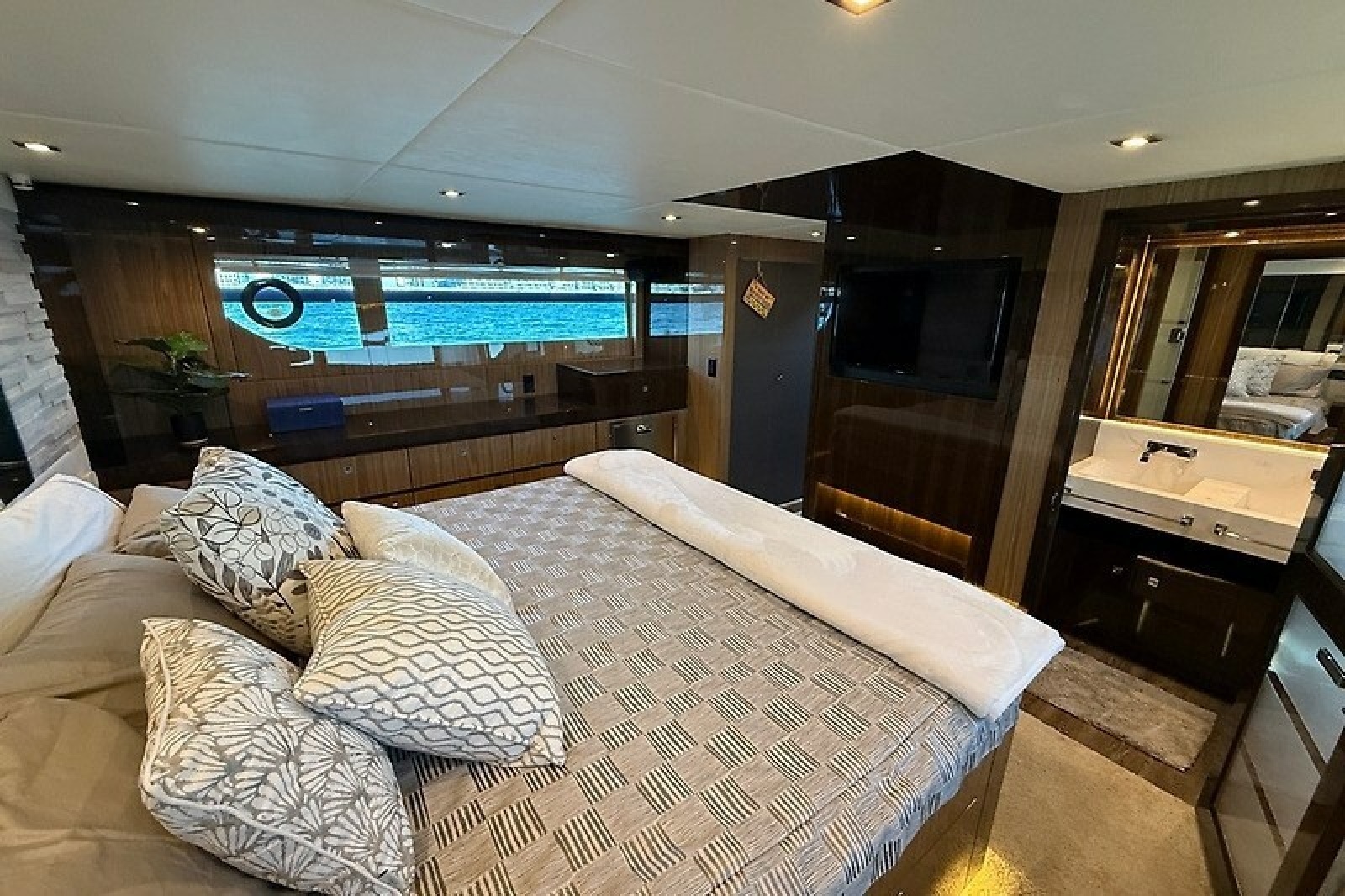 2023 Cruisers Yachts 60 Fly — Miss Tracey Lane