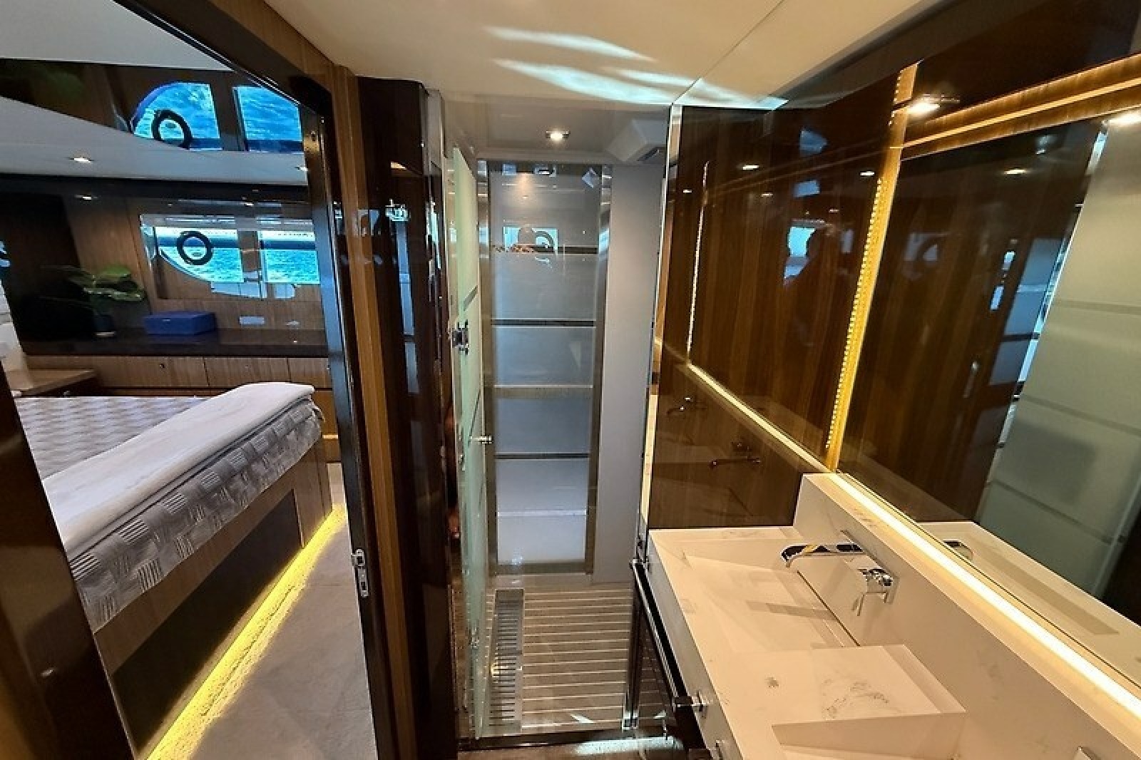 2023 Cruisers Yachts 60 Fly — Miss Tracey Lane