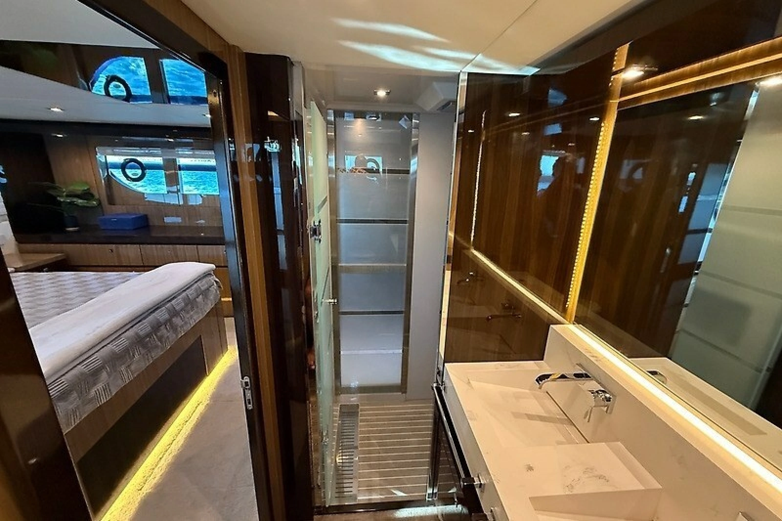2023 Cruisers Yachts 60 Fly