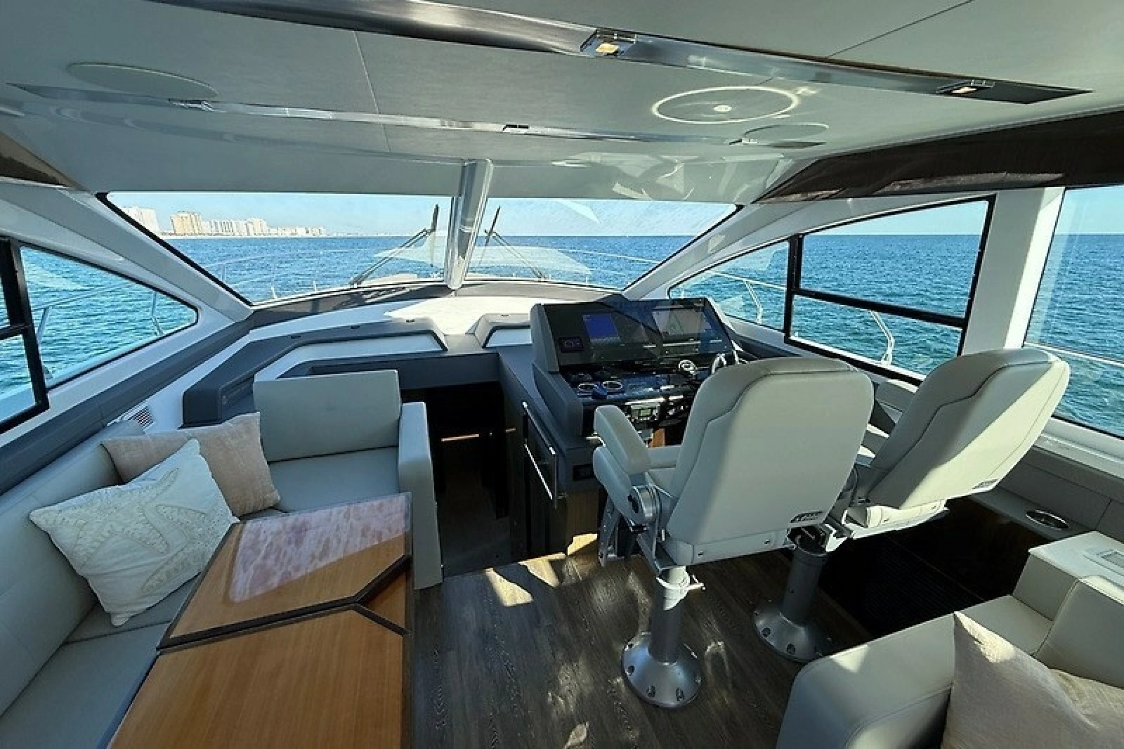2023 Cruisers Yachts 60 Fly