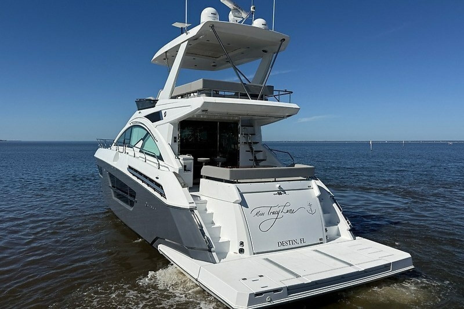 2023 Cruisers Yachts 60 Fly — Miss Tracey Lane