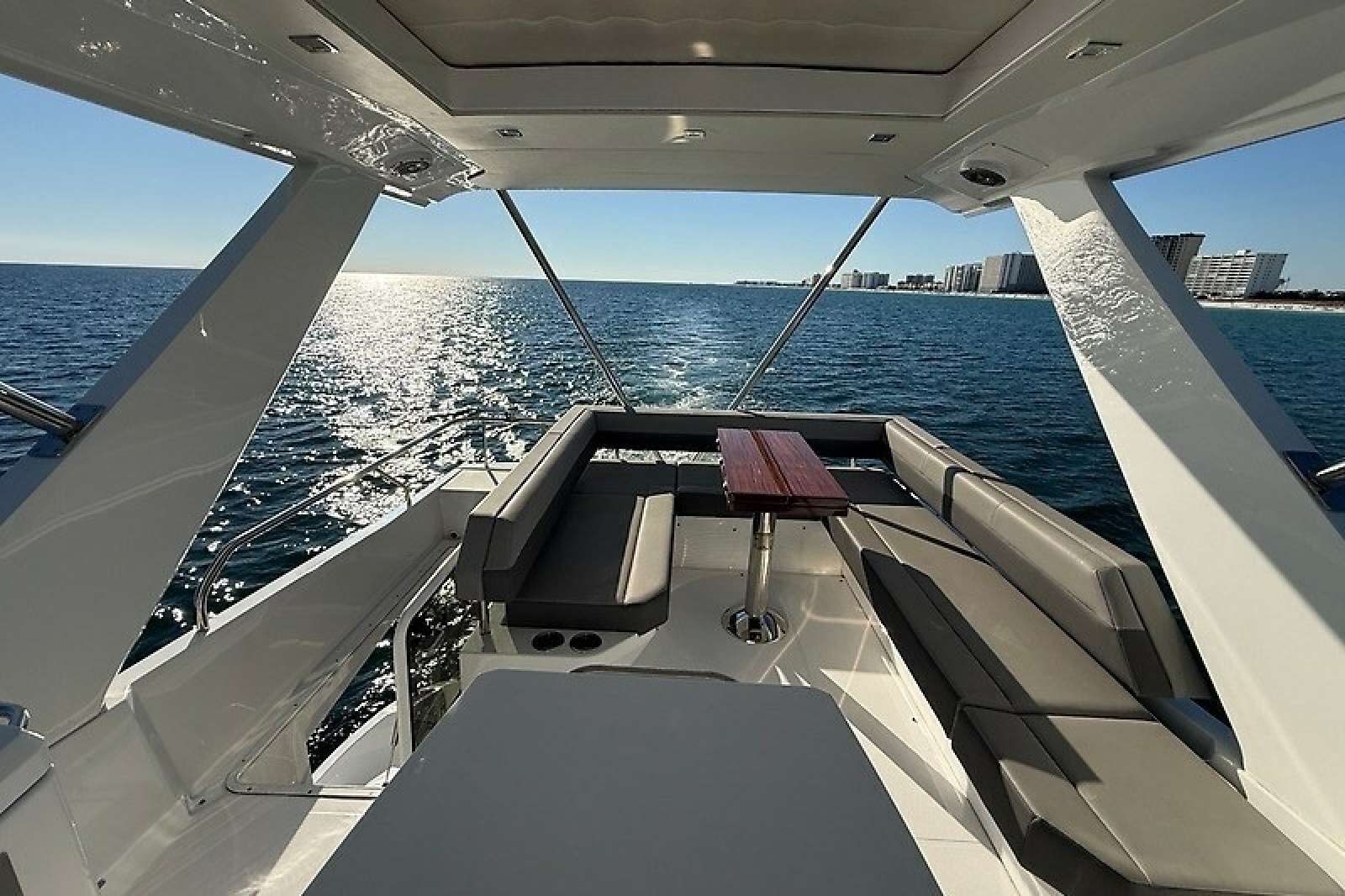 2023 Cruisers Yachts 60 Fly — Miss Tracey Lane
