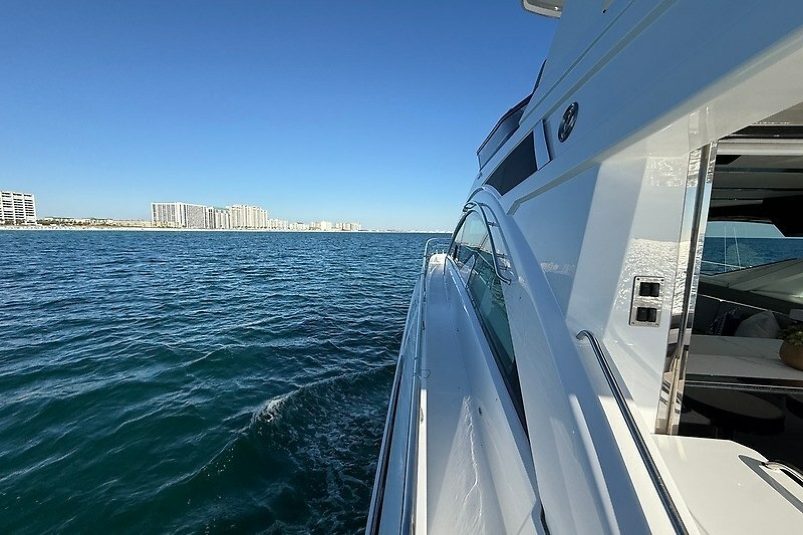 2023 Cruisers Yachts 60 Fly — Miss Tracey Lane