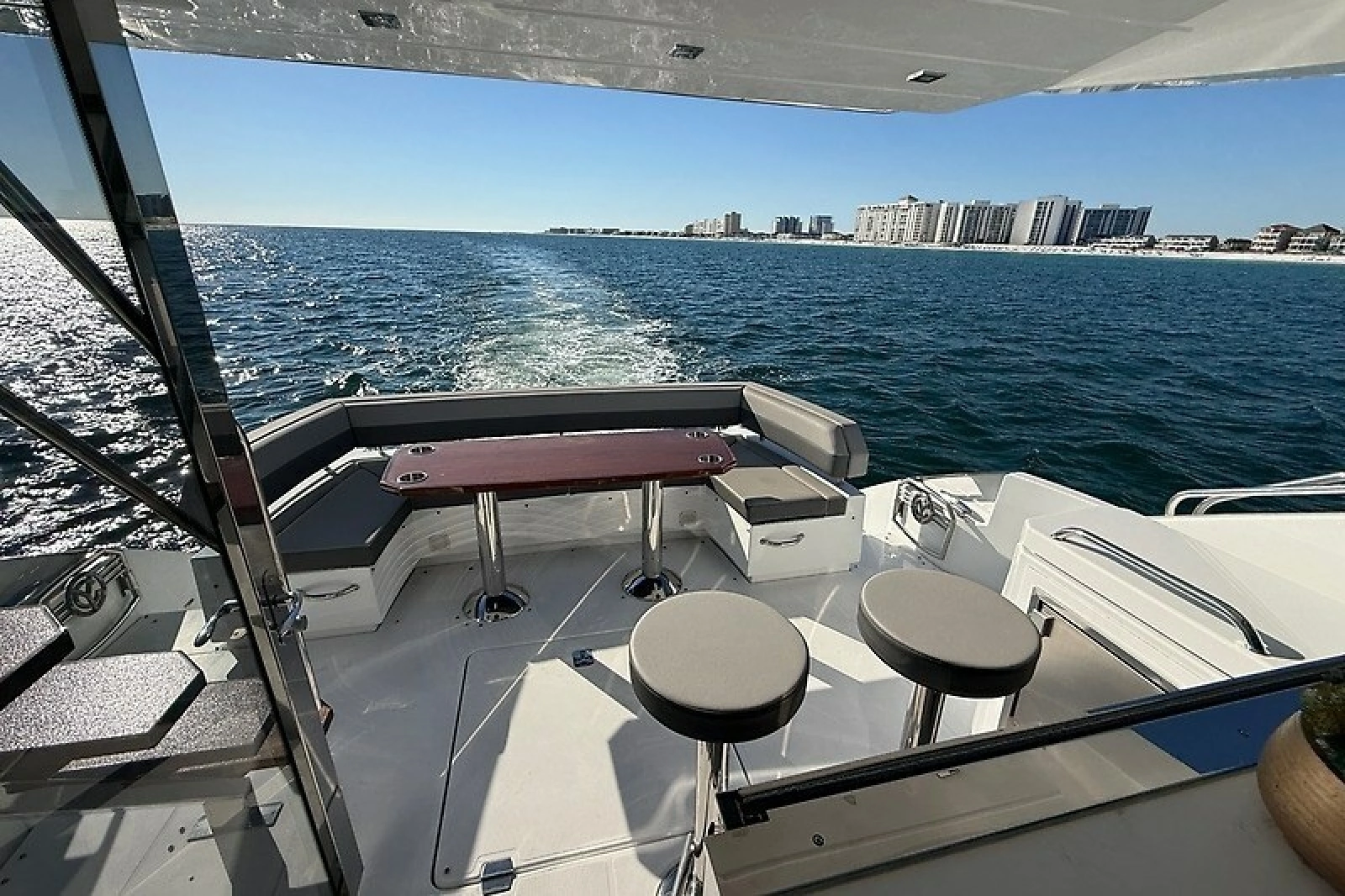 2023 Cruisers Yachts 60 Fly