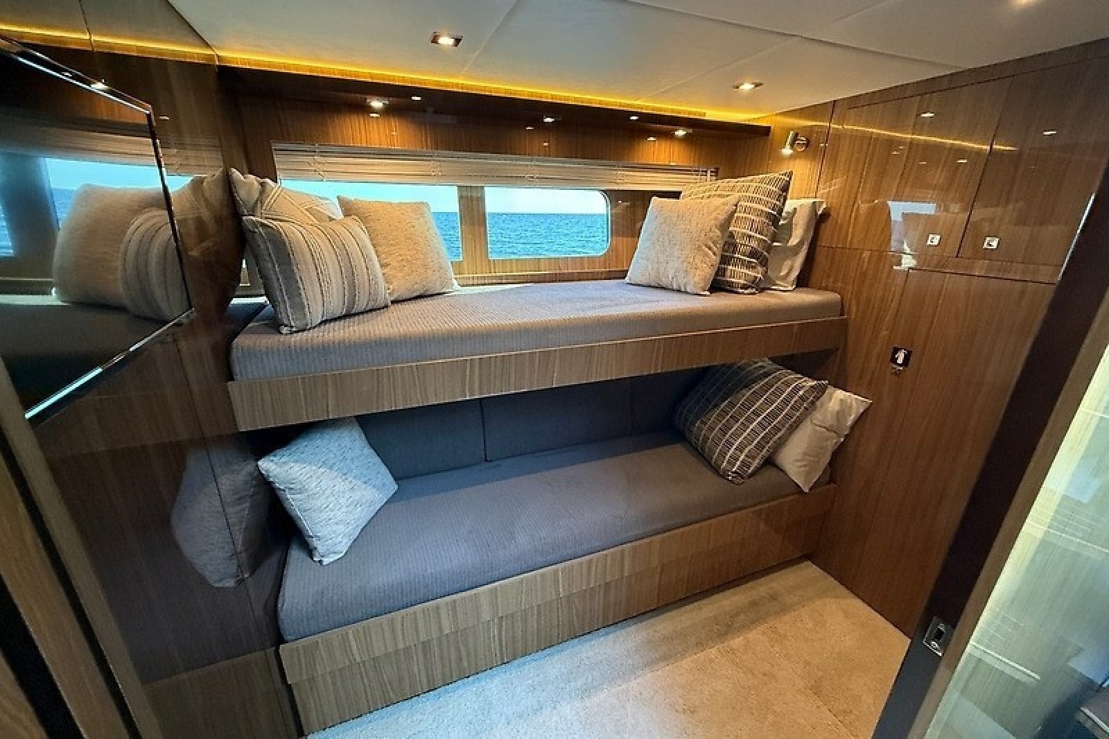 2023 Cruisers Yachts 60 Fly — Miss Tracey Lane