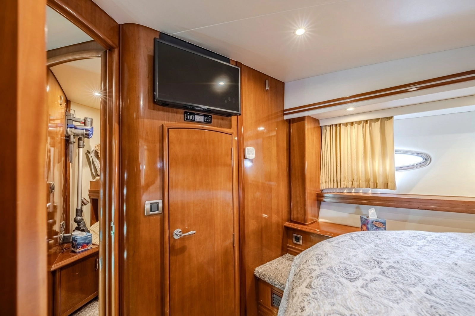 2006 Carver 56 Voyager