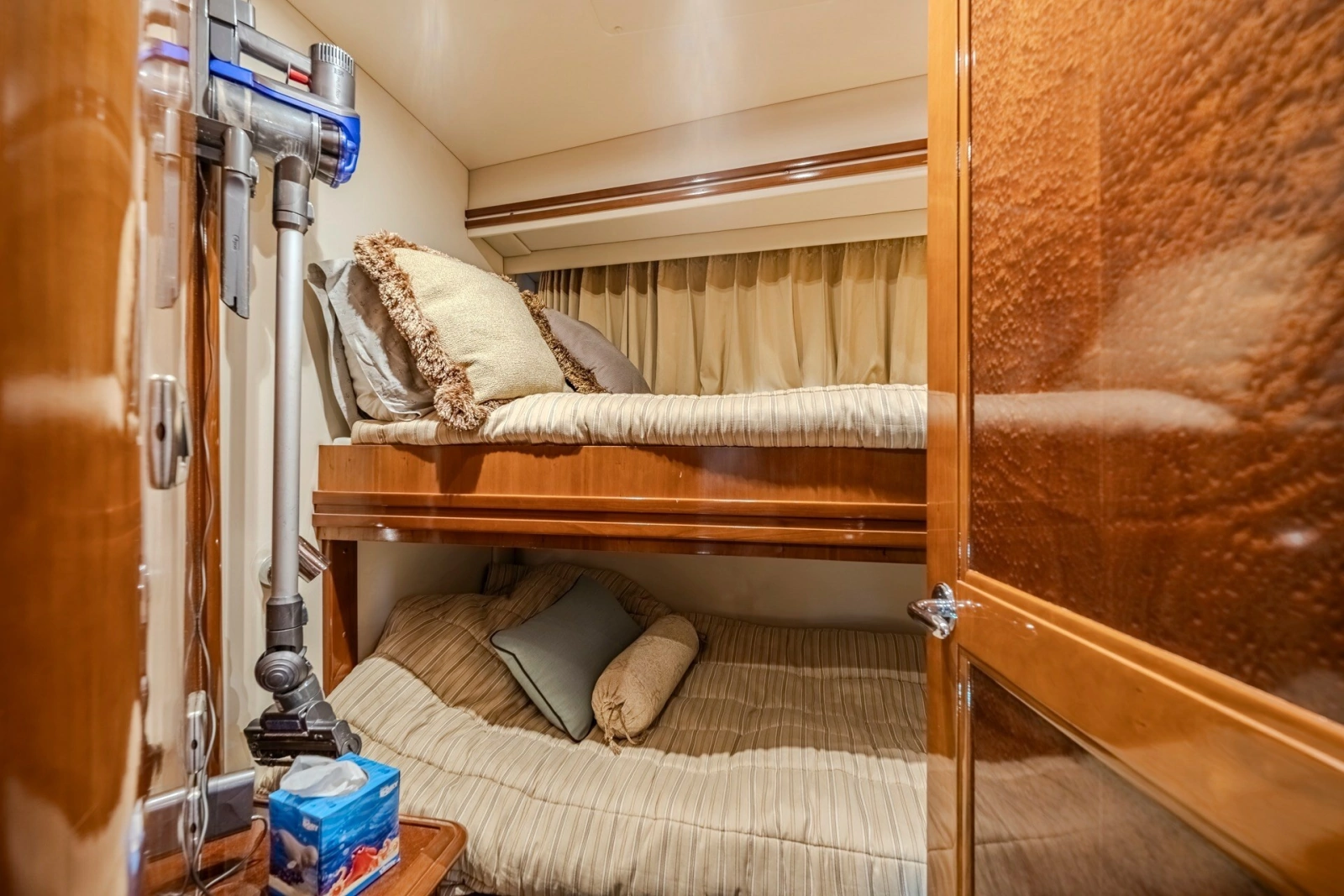 2006 Carver 56 Voyager
