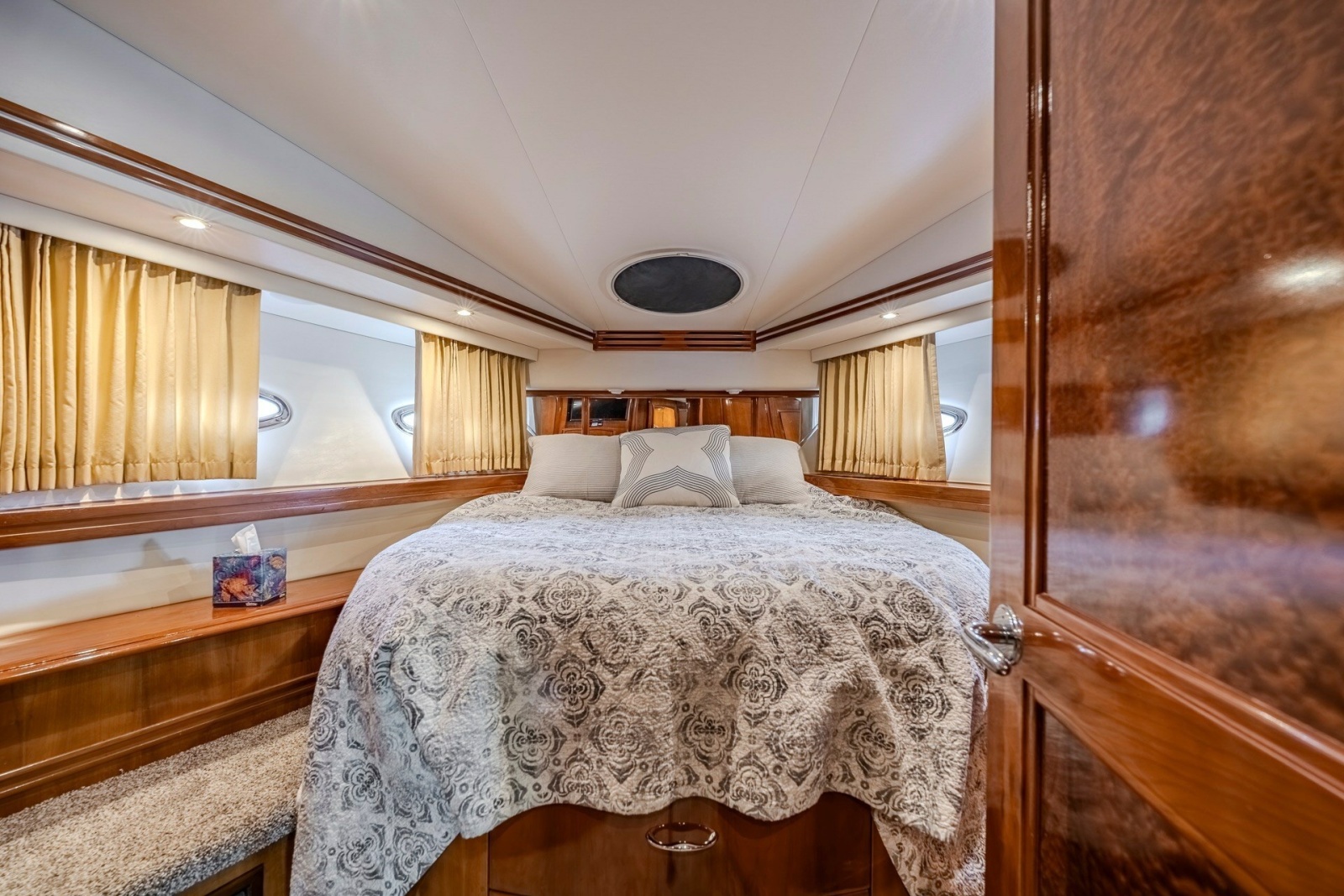 2006 Carver 56 Voyager