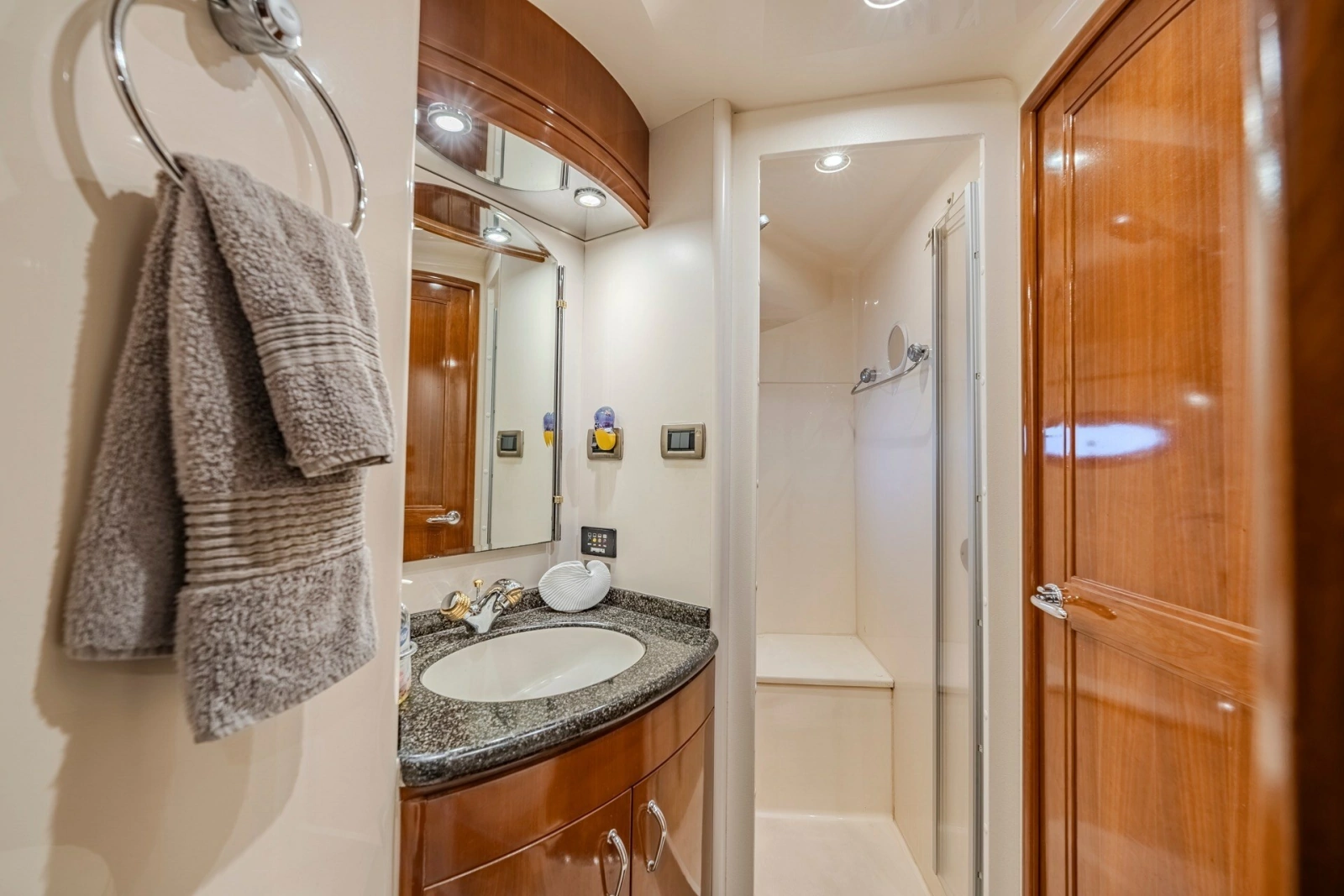 2006 Carver 56 Voyager
