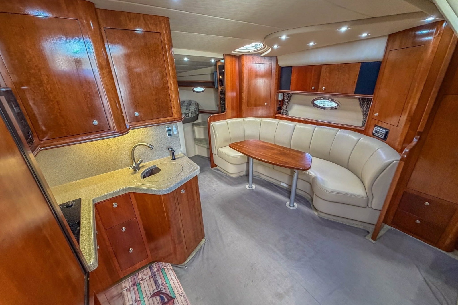 2005 Cruisers Yachts 370 Express