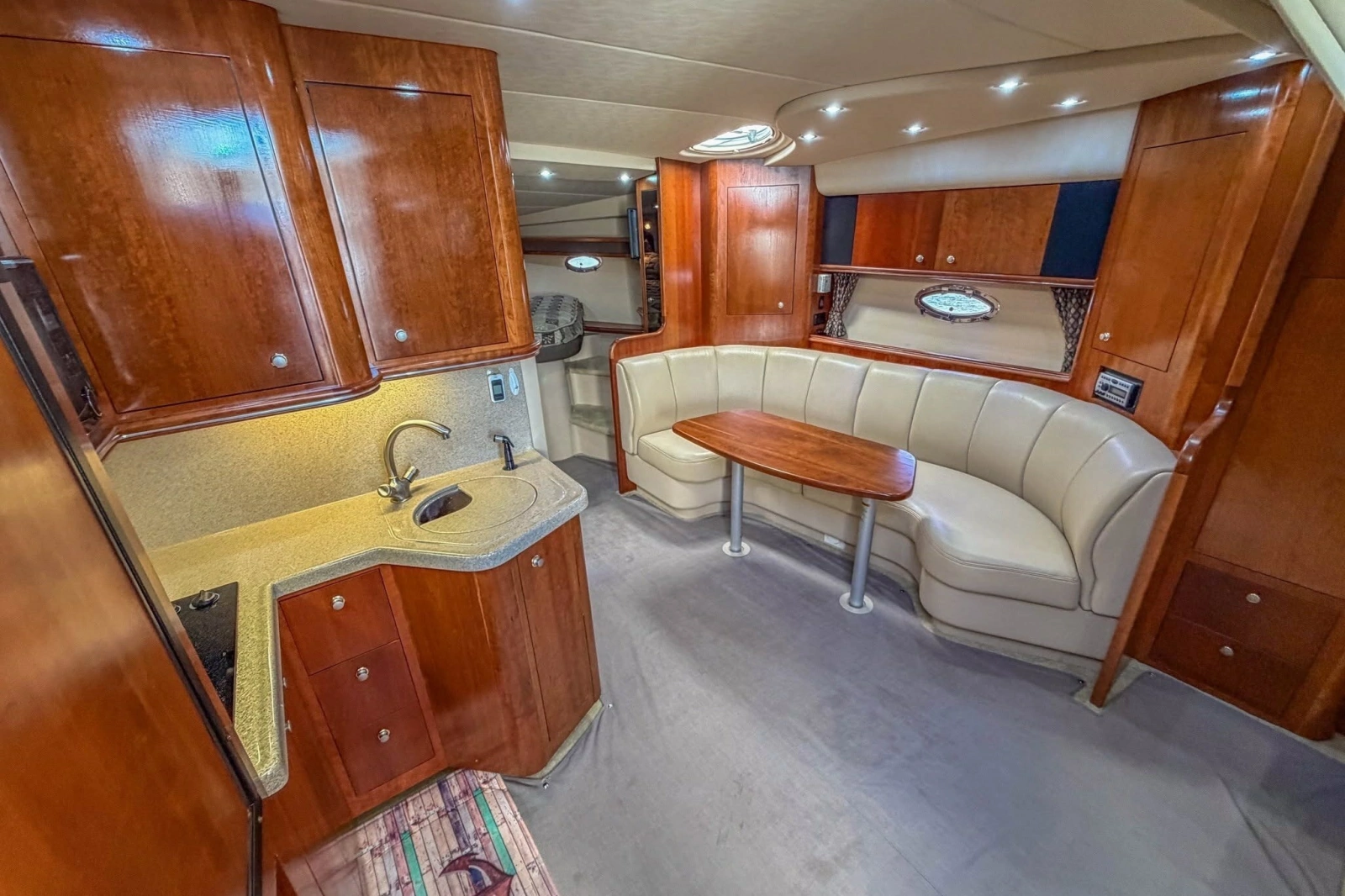 2005 Cruisers Yachts 370 Express