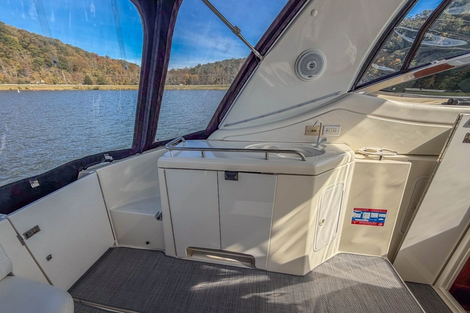 2005 Cruisers Yachts 370 Express