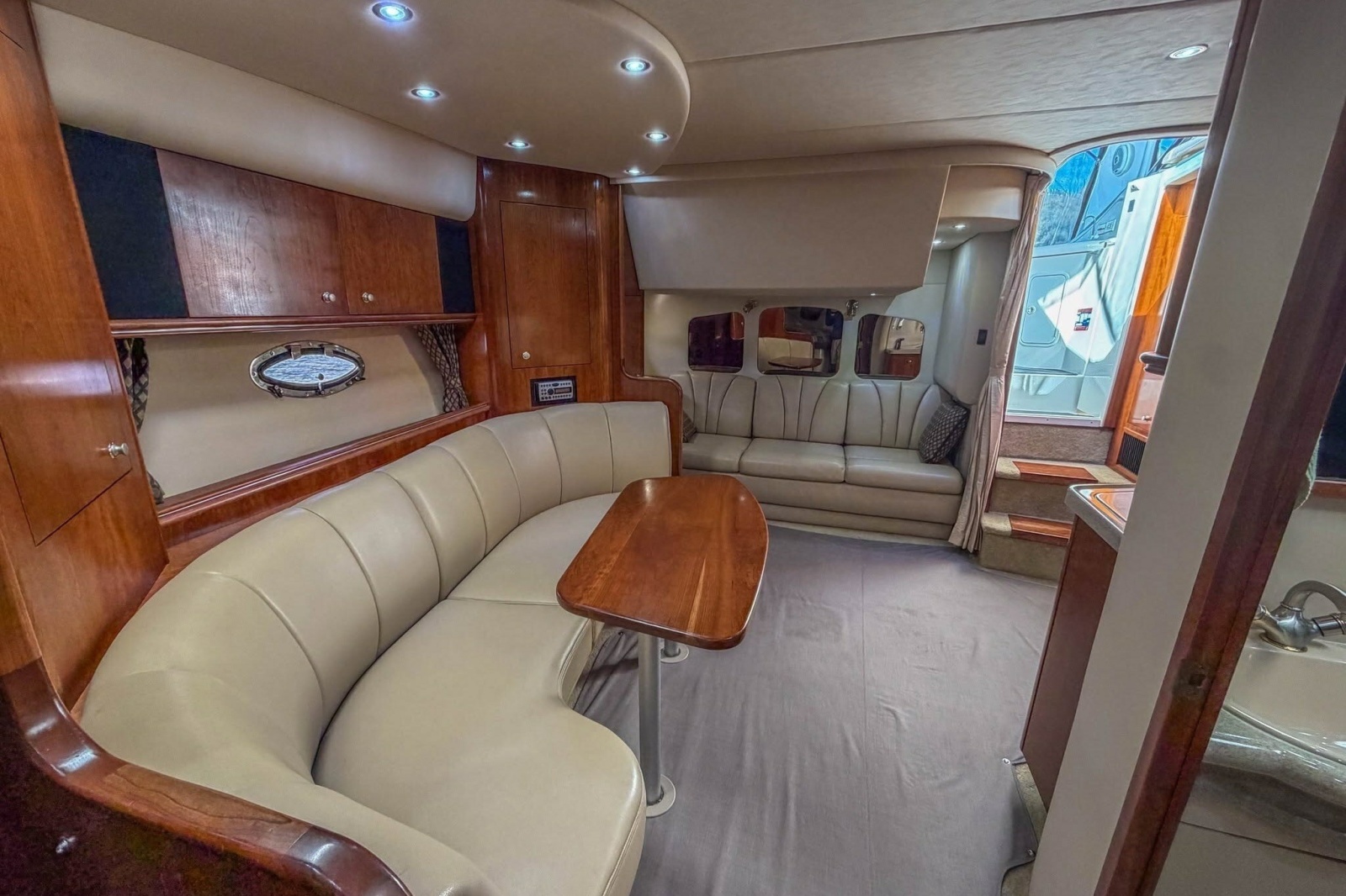 2005 Cruisers Yachts 370 Express