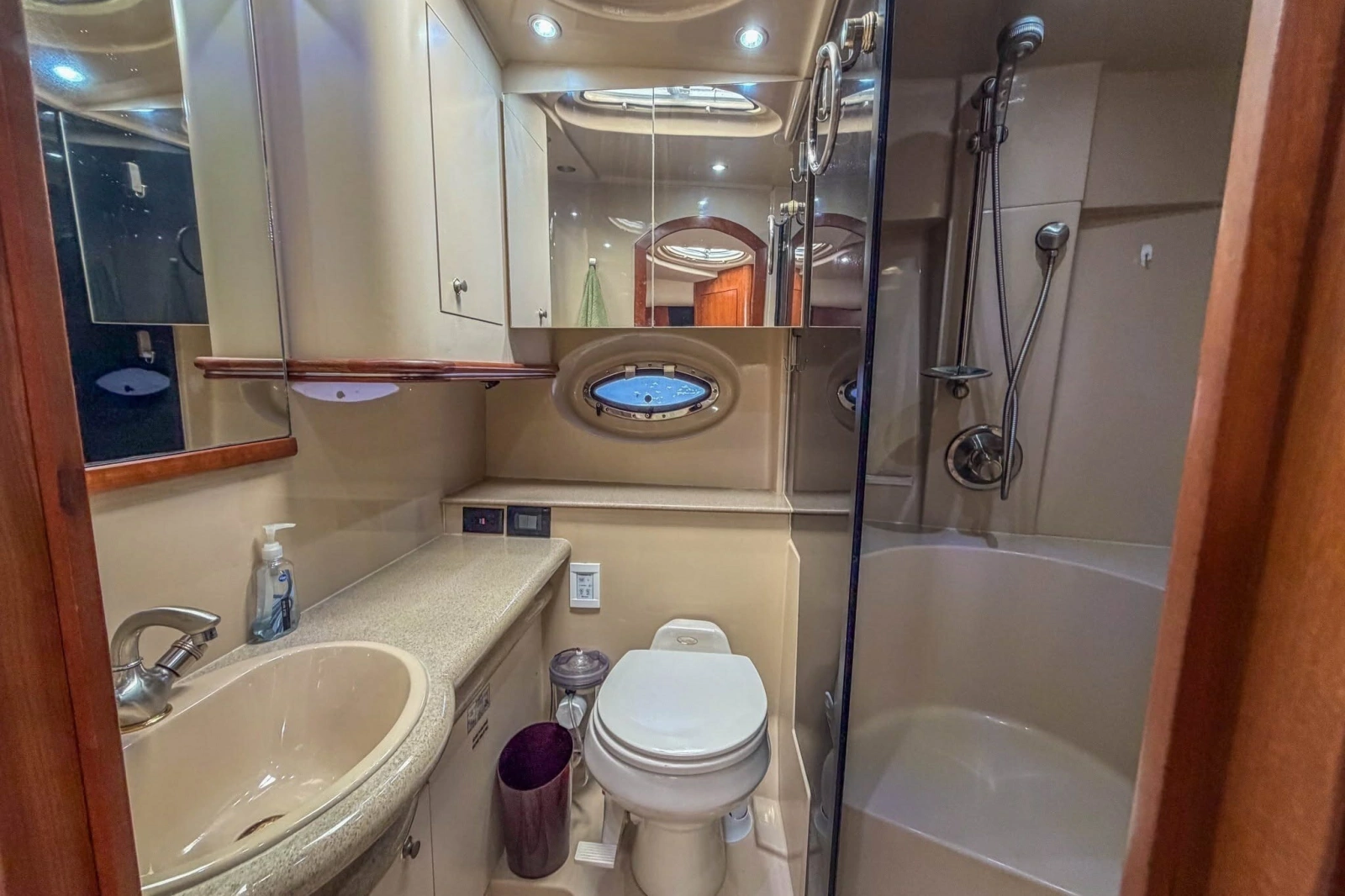 2005 Cruisers Yachts 370 Express