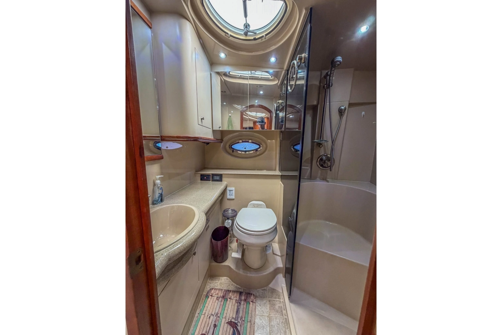 2005 Cruisers Yachts 370 Express
