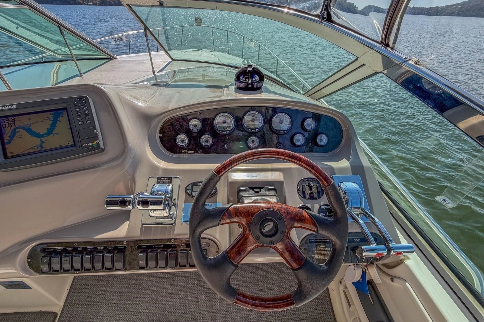 2005 Cruisers Yachts 370 Express