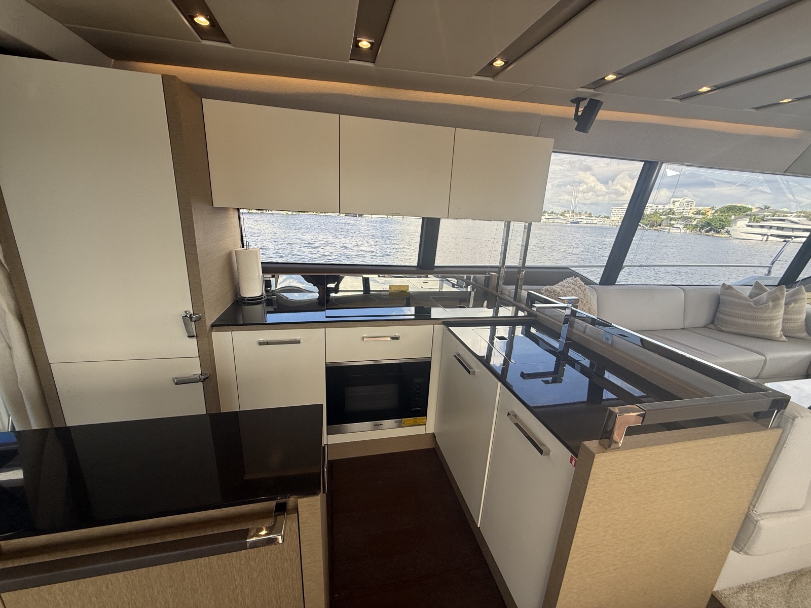 2018 Prestige 680 Flybridge