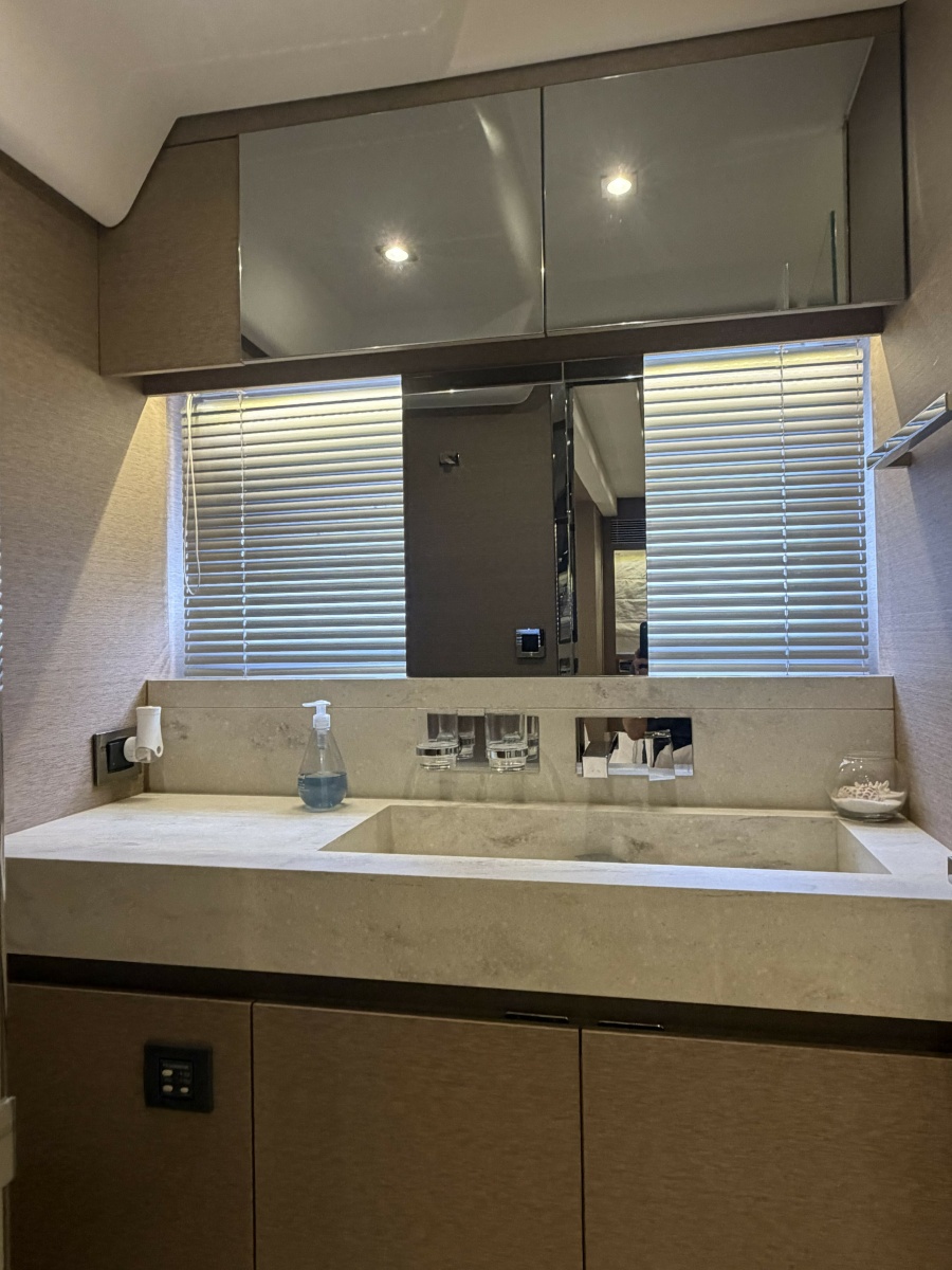 2018 Prestige 680 Flybridge