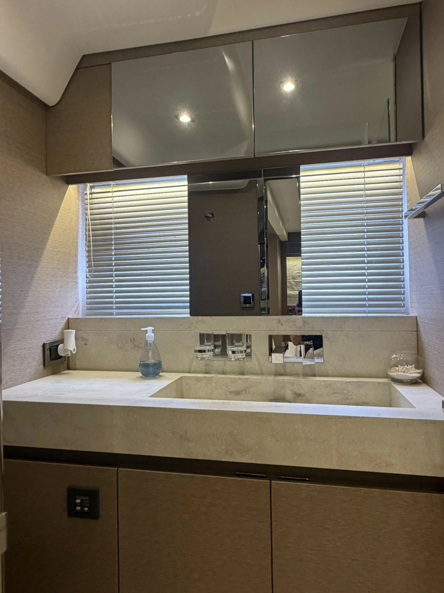2018 Prestige 680 Flybridge