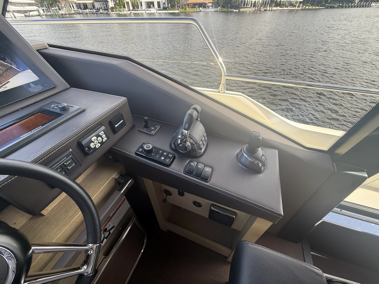 2018 Prestige 680 Flybridge