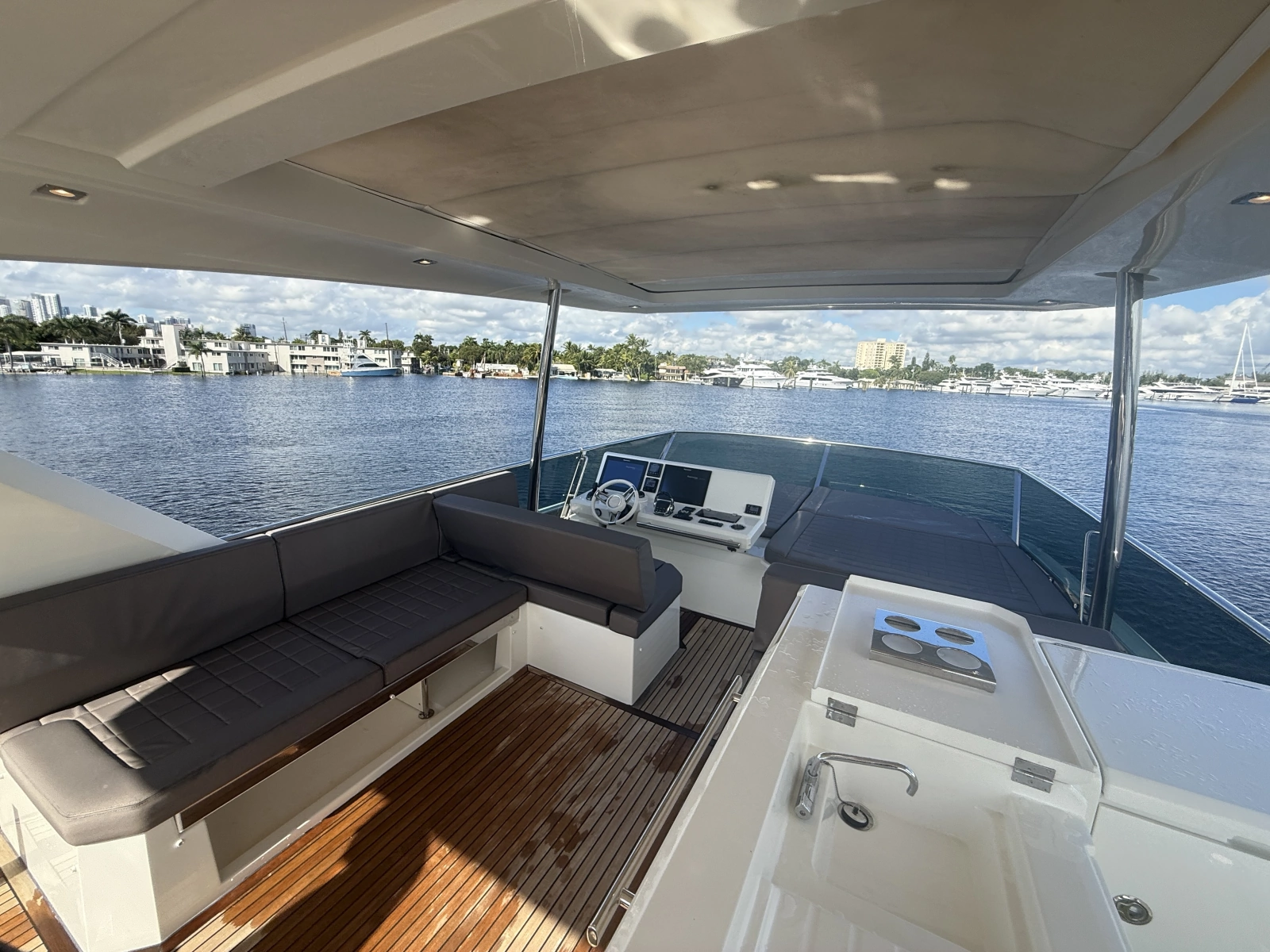 2018 Prestige 680 Flybridge