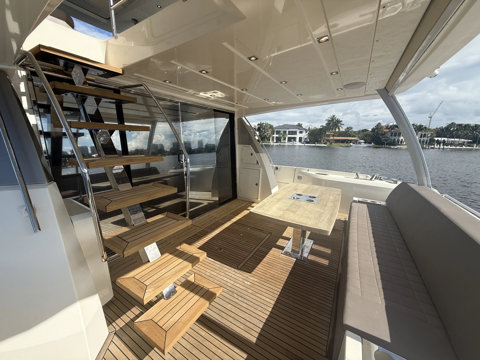 2018 Prestige 680 Flybridge