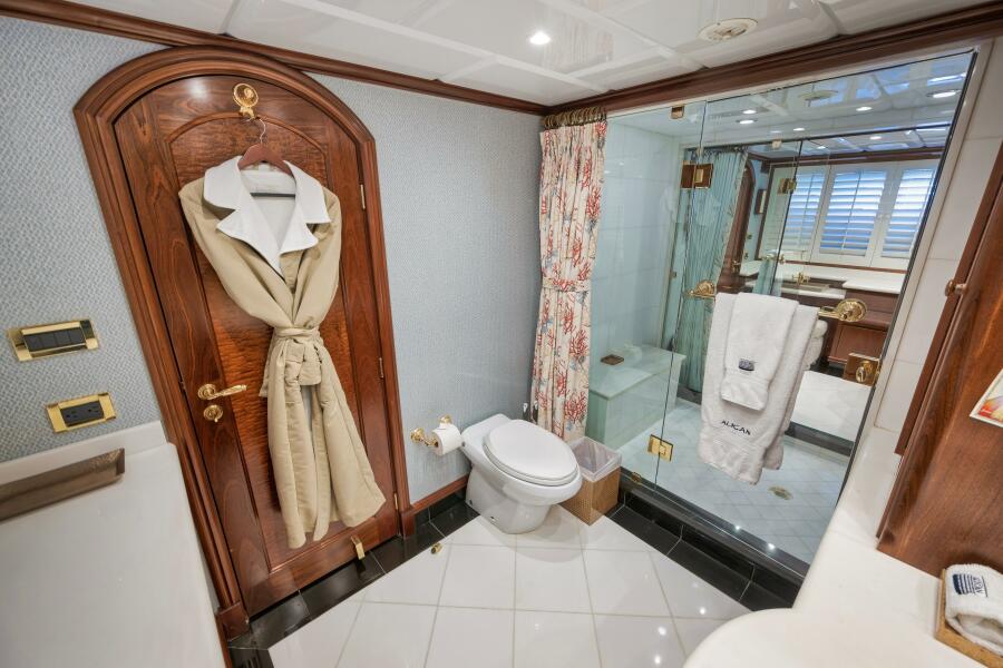 2002 Sovereign Raised Pilothouse