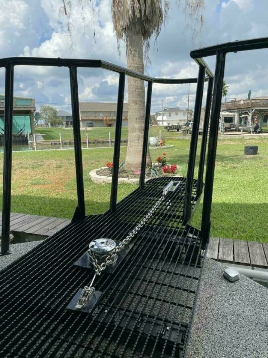 31' 1997 Custom 31 Center Console