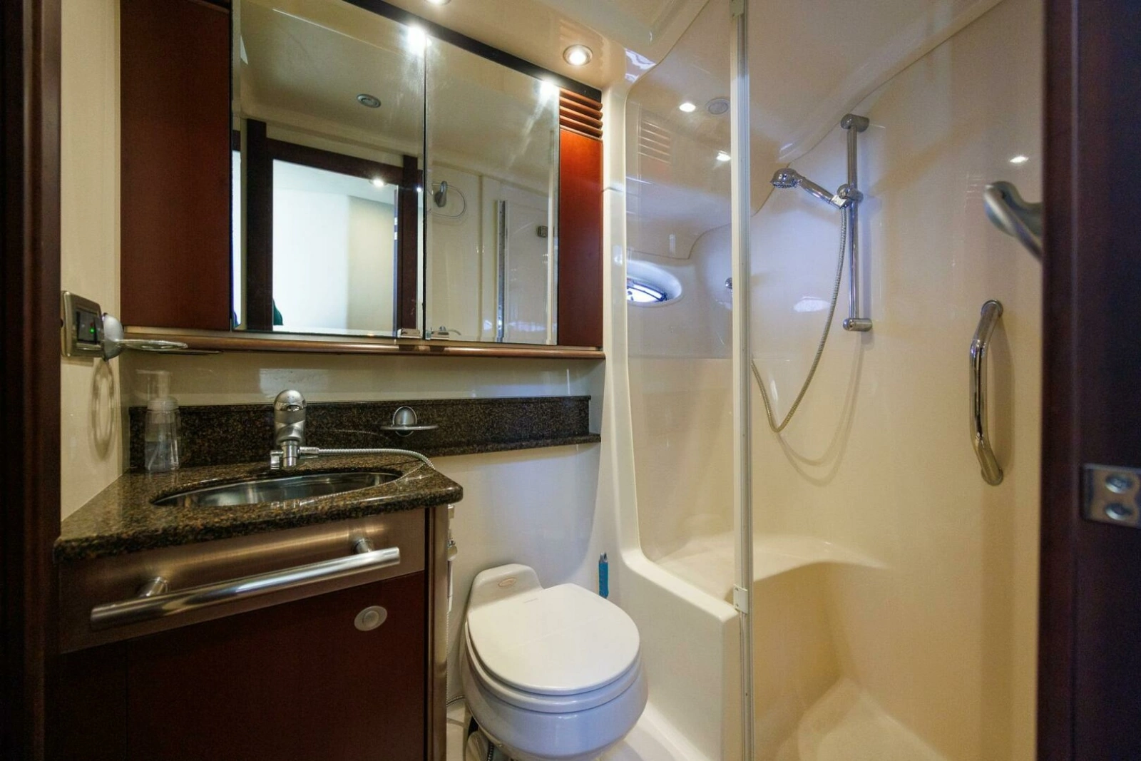 2006 Sea Ray 52 Sedan Bridge photo 18