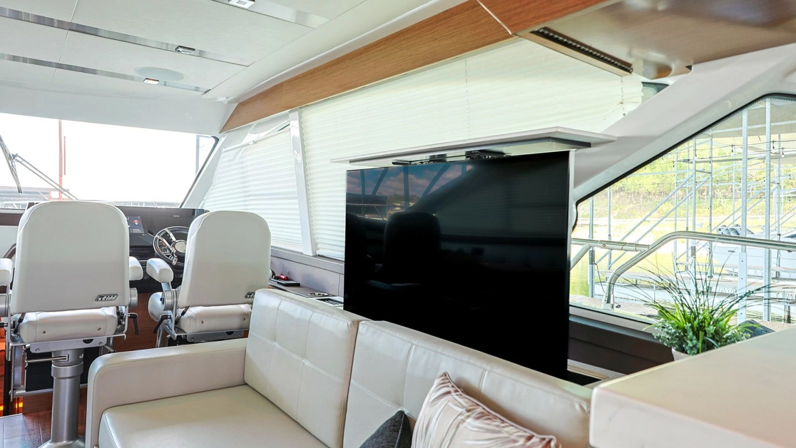 Salon with Helm and Entertainment Area