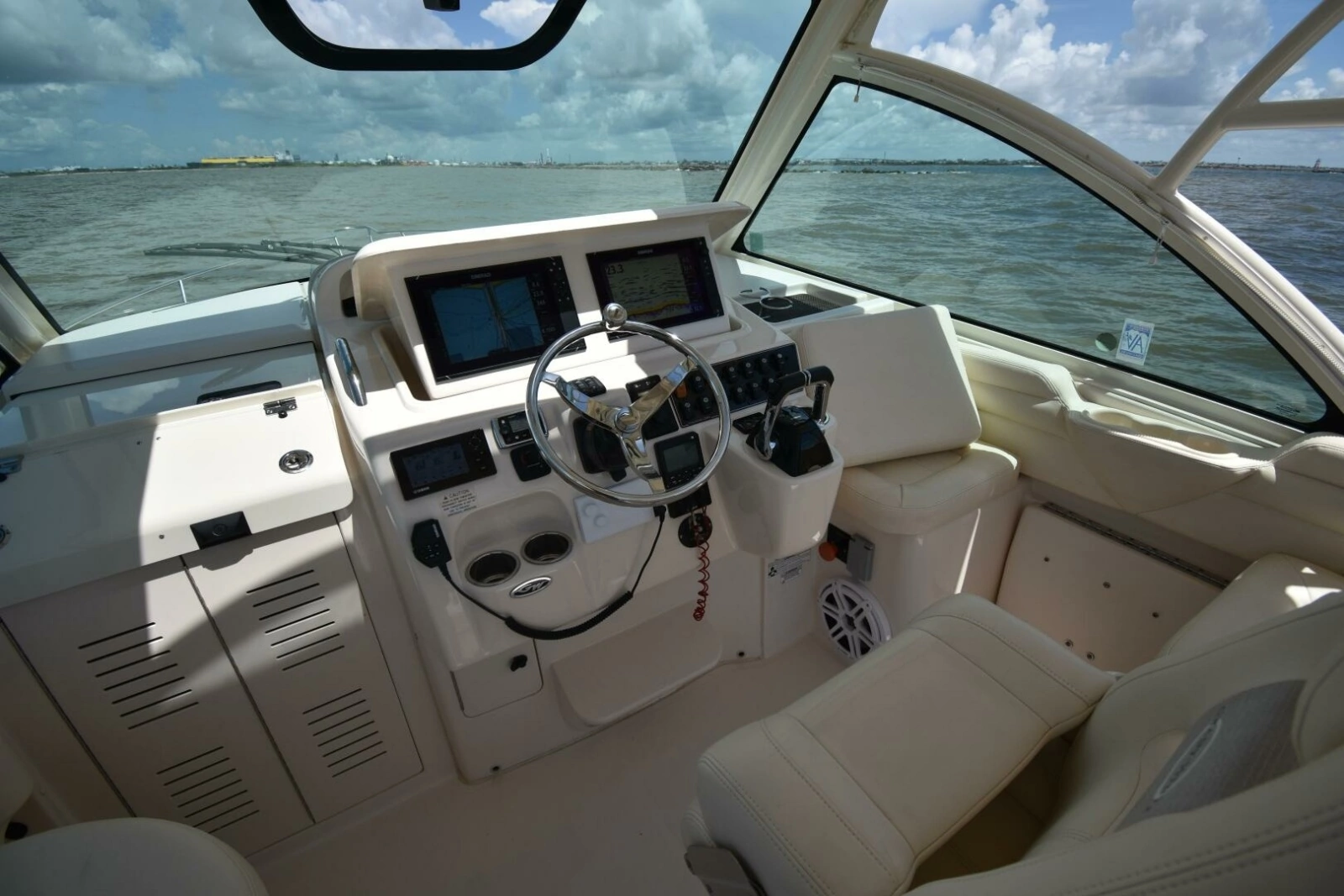 2016 Grady-White 330 Express 