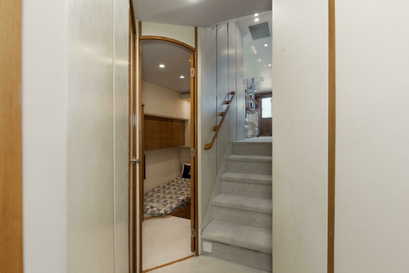 64' 2007 Viking 64 Enclosed Bridge