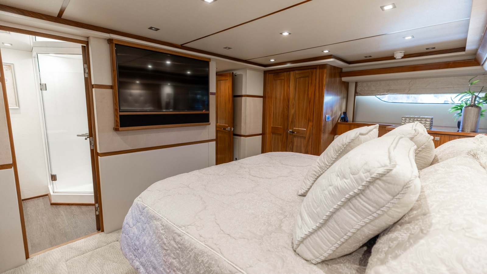 80' 2016 Viking 80 Convertible