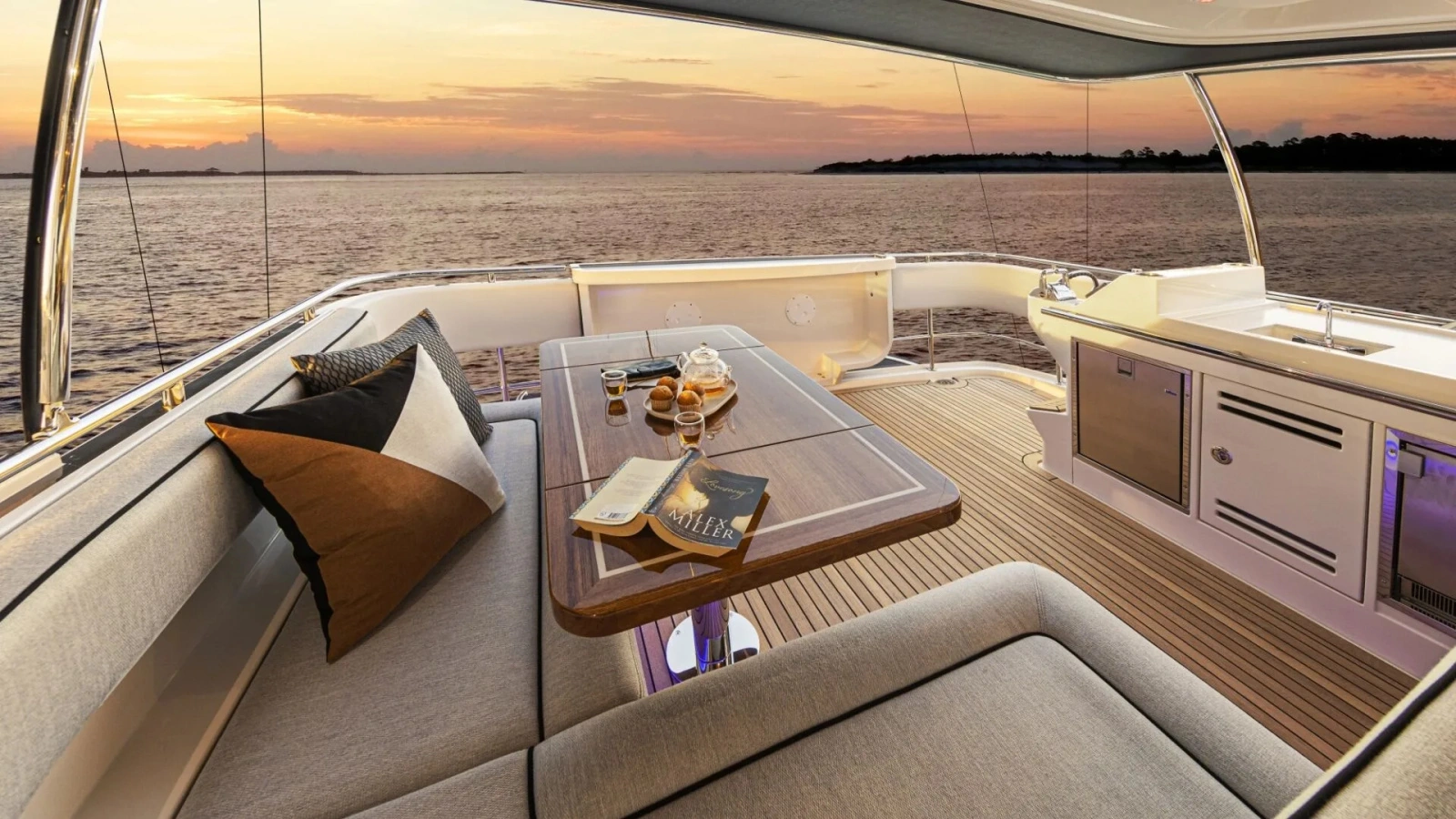 72 SPORTS MOTOR YACHT 72ft Riviera Yacht For Sale