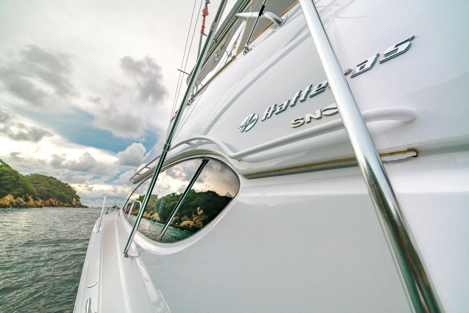 2005 Hatteras 68 Convertible -  Travesia