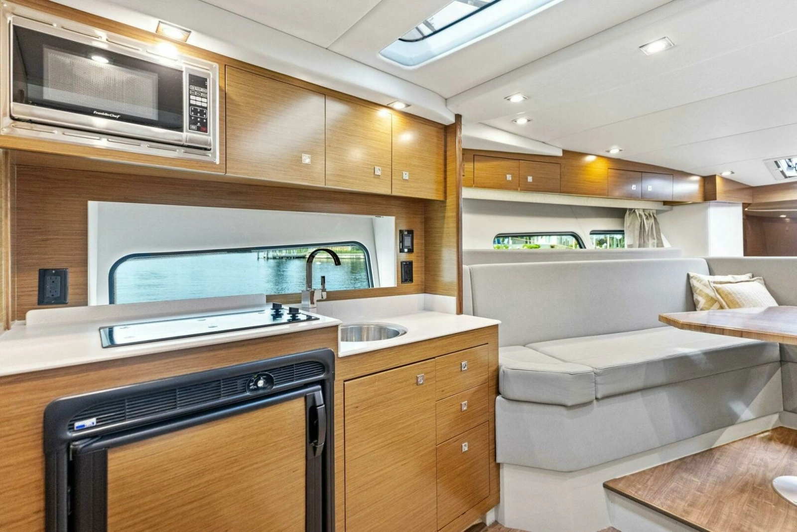 2015 Cruisers 390 EC 'Blue Runner'