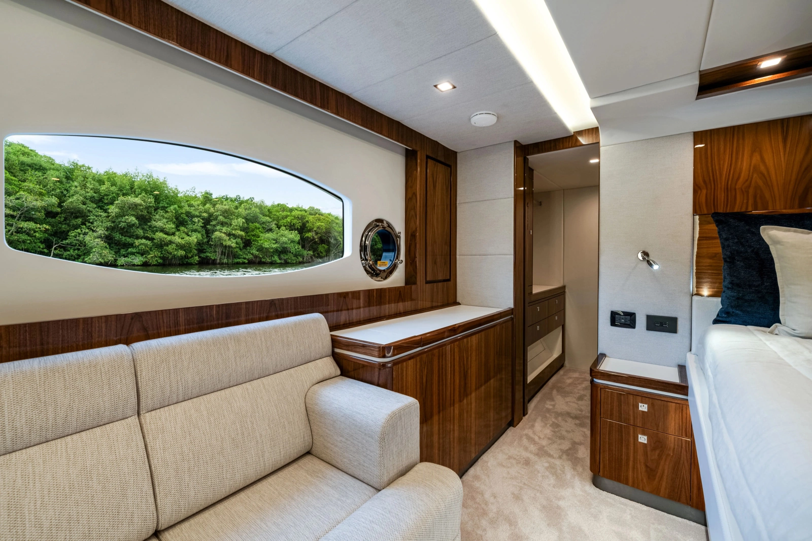 6000 SPORT YACHT 60ft Riviera Yacht For Sale
