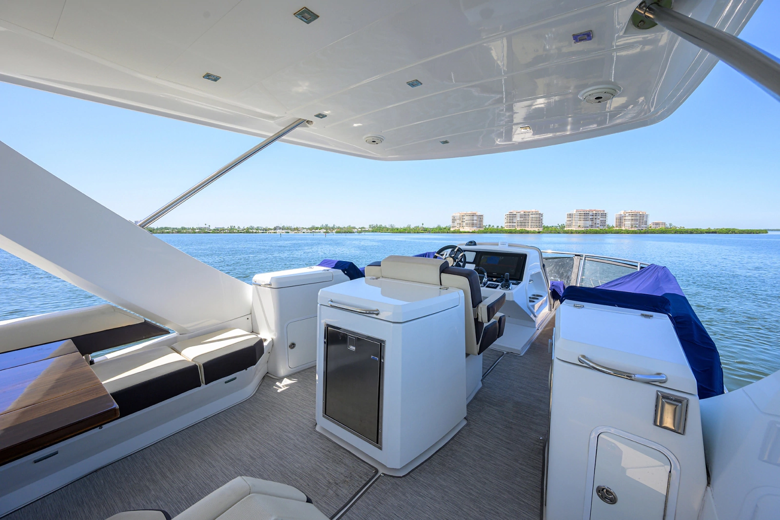 2018 Cruisers Yachts 60 Fly