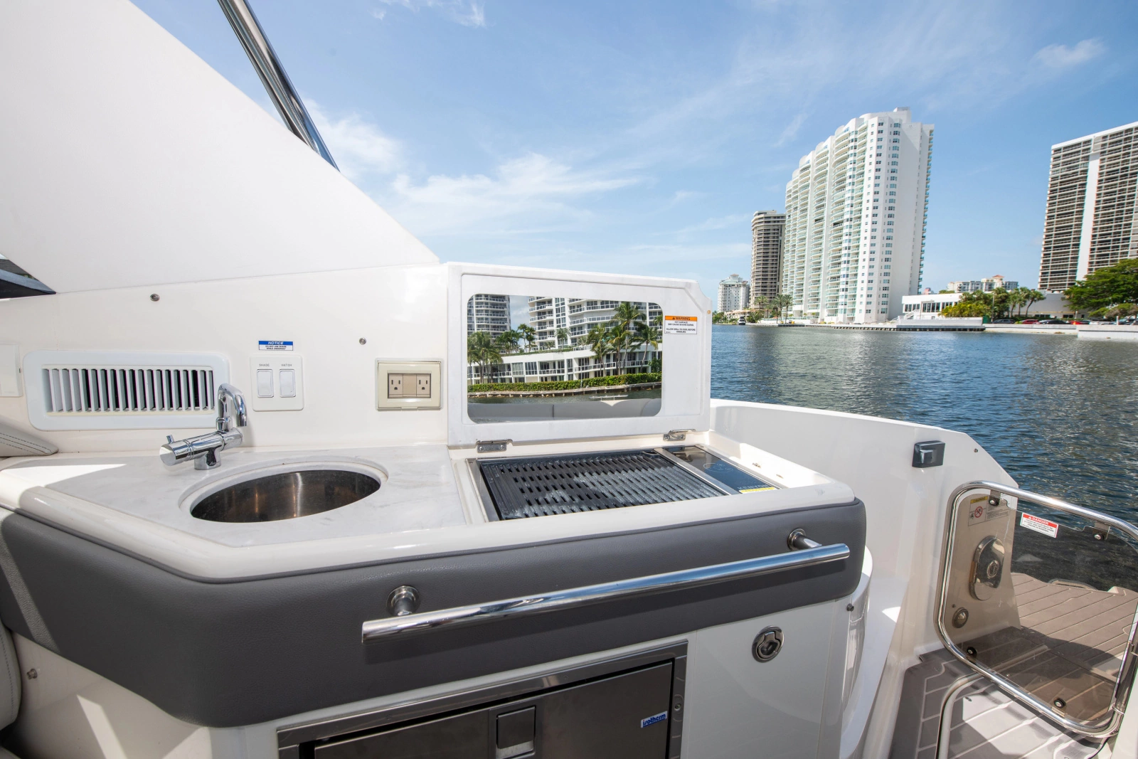2022 Sea Ray Sundancer 320 OB