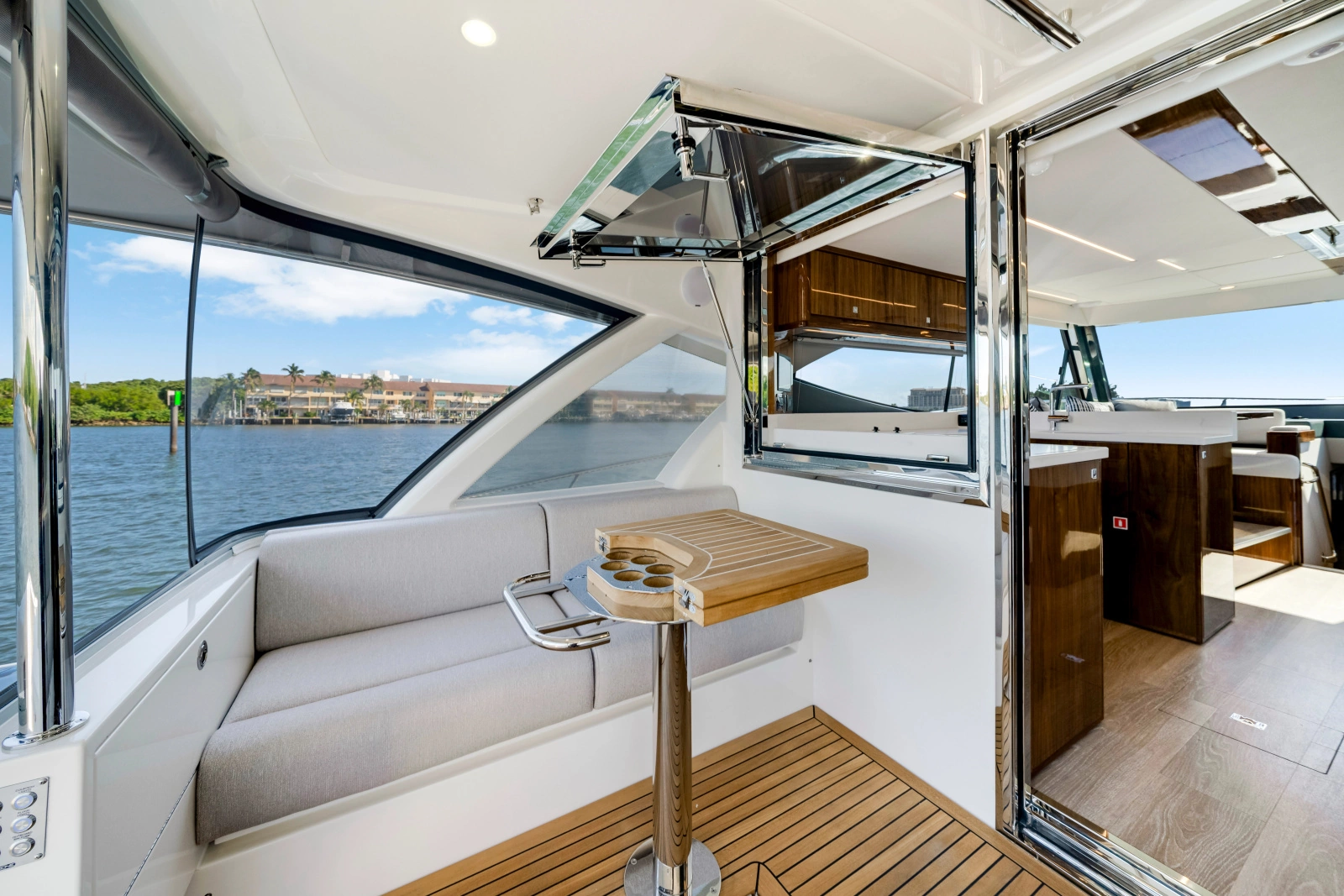 50 SPORTS MOTOR YACHT 50ft Riviera Yacht For Sale