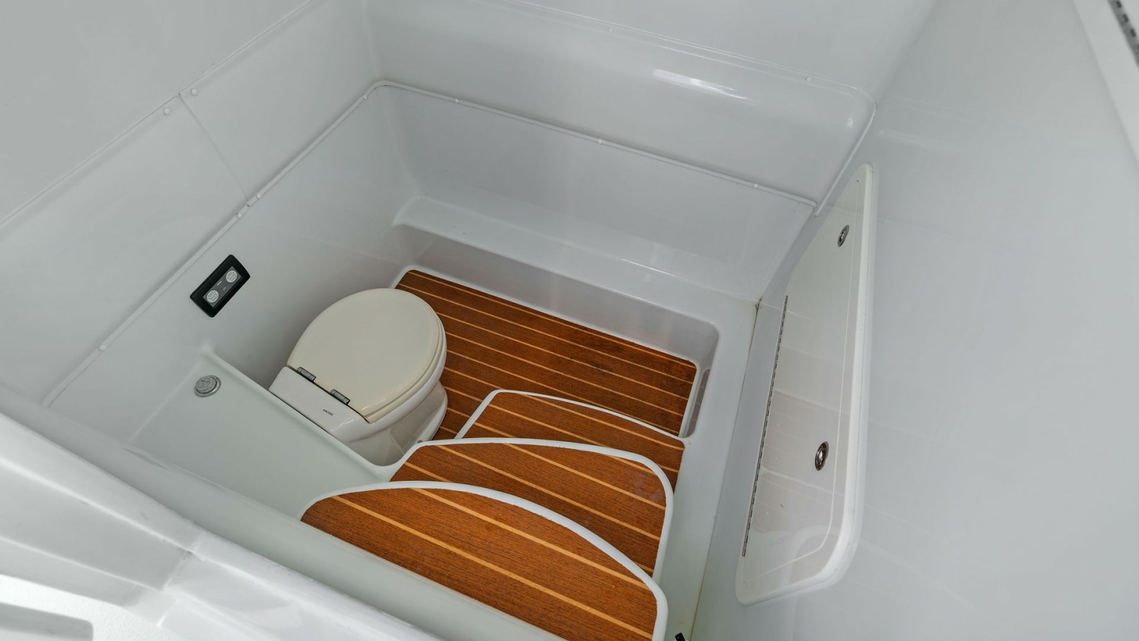 Spacious Head Compartment