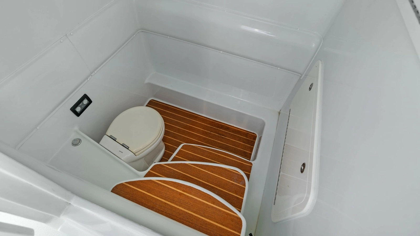 Spacious Head Compartment